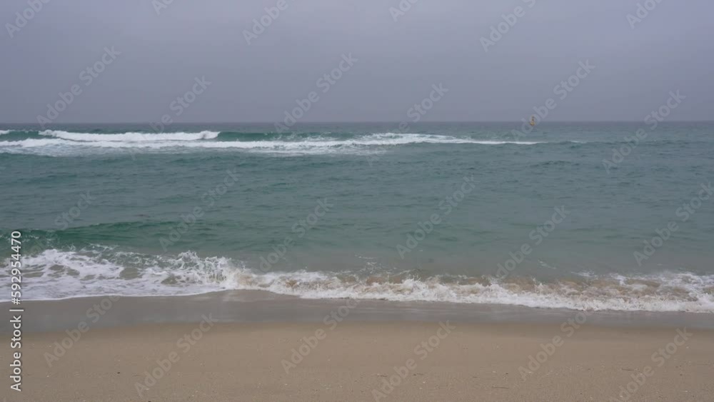 바닷가 모래 사장으로 밀려 오는 거친 파도 바닷가 모래 사장으로 밀려 오는 거친 파도