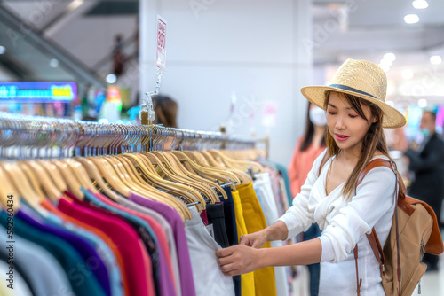 Canvas Print Asian woman travel and shoping in and walking in Platinum market in Bangkok city