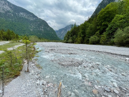 Ein idyllisches Paradies: Die majestätische Pracht des Flusses am Königssee auf der malerischen Insel photo