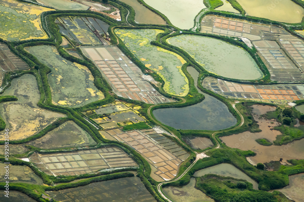Obraz premium vue aérienne des salines de Guérande en France 
