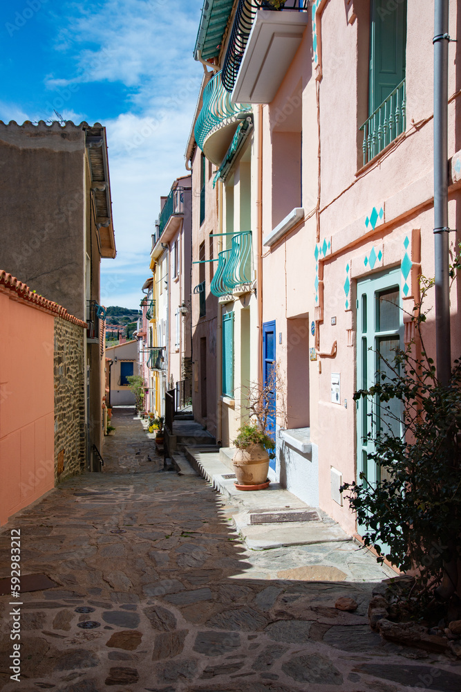 une rue colorée à Collioure