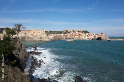 la falaise et la mer à Collioure