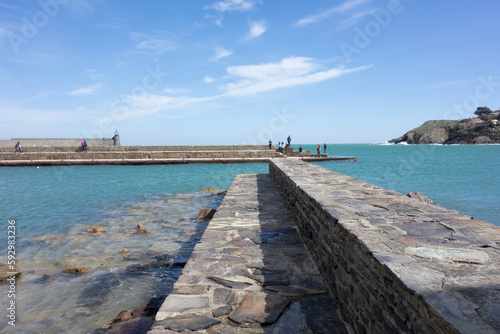 une jetée dans le port de Collioure © veroniquepeyle