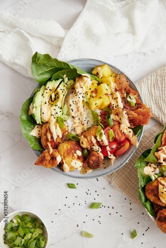 фотографія Vertical closeup shot of delicious vegan food bowls with vegetables on the white
