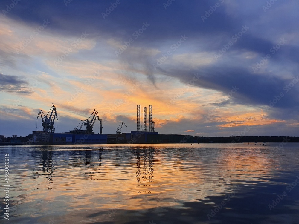 Kran im Hafen bei Sonnenuntergang Kran im Hafen bei Sonnenuntergang