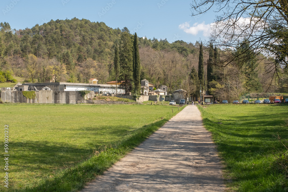 Italienischer Friedhof an einem Waldrand oberhalb des Comer Sees bei Menaggio Lombardei Italien