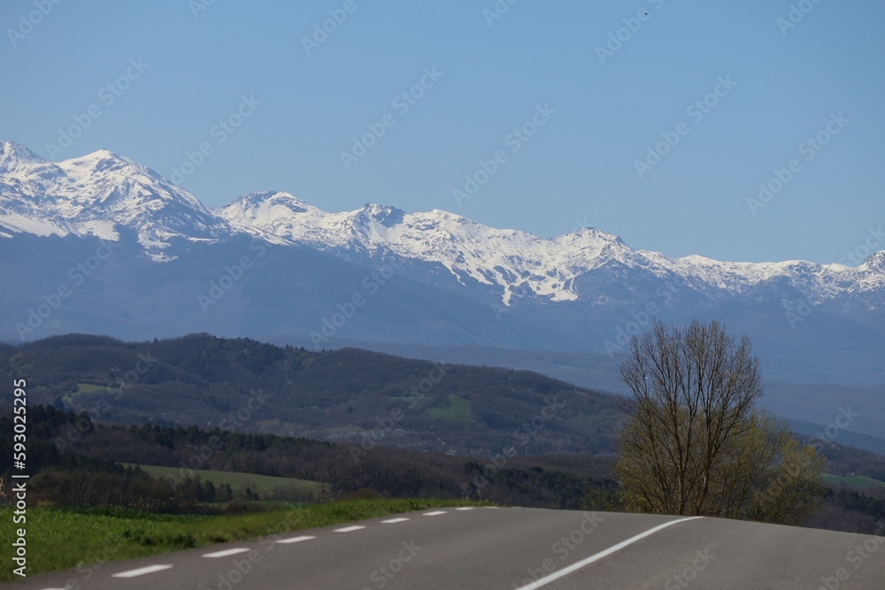 Le massif montagneux des Pyrénées, village de Mirepoix, département de l'Ariège, France