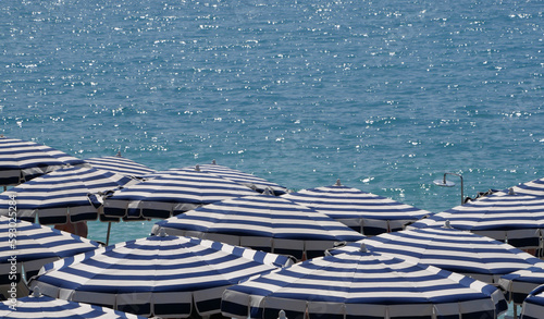Cuadro en lienzo Parasols blancs et bleus et mer bleue sur une plage privée