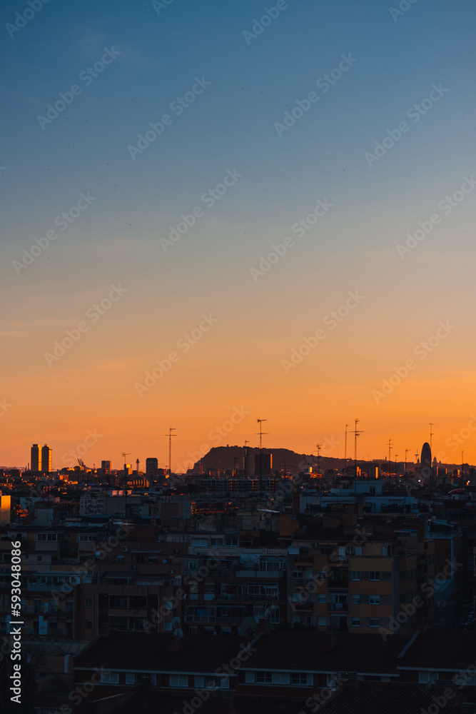 Panorámica vertical de un atardecer sobre la ciudad de Barcelona
