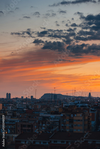 Panorámica vertical de un atardecer sobre la ciudad de Barcelona © Víctor Gordillo