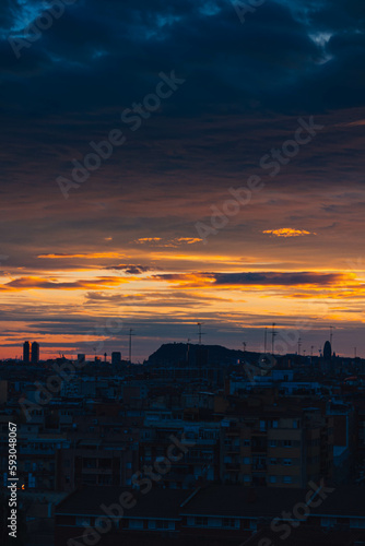 Panorámica vertical de un atardecer sobre la ciudad de Barcelona