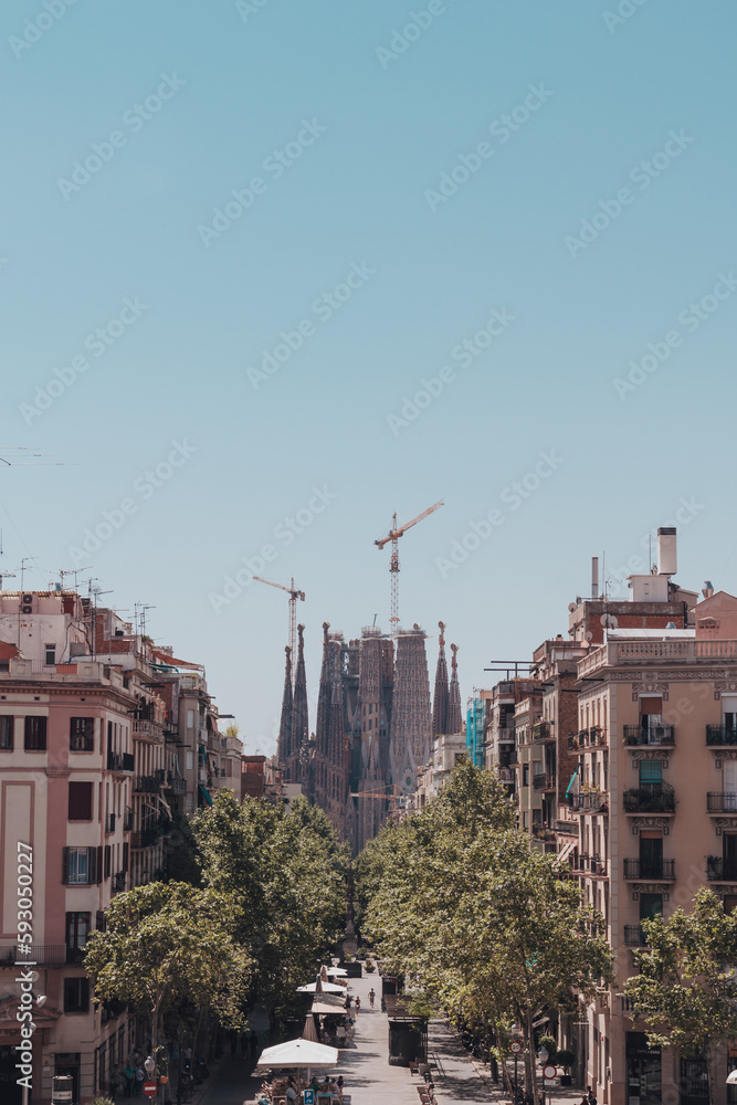 Vistas de la Sagrada Familia y la Avenida Gaudí desde el Hospital de la Santa Creu i Sant Pau, Barcelona, Cataluña, España