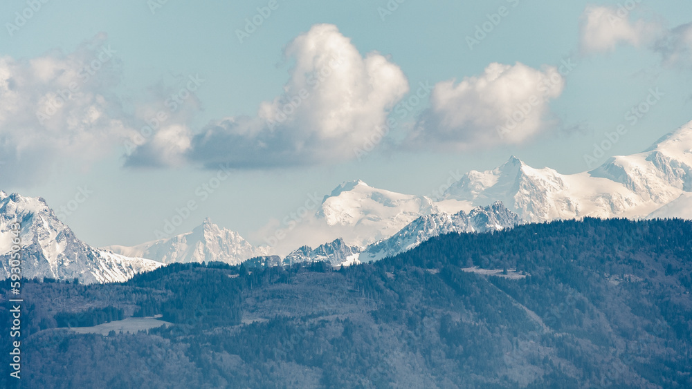 le Mont-Blanc et les alpes depuis Essertines-sur-Rolle