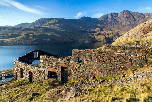 Obraz na plátne View over the derelict Brittania Copper Mines buildings beside the miners' track to Llyn Llydaw in the Snowdonia National Park, North Wales