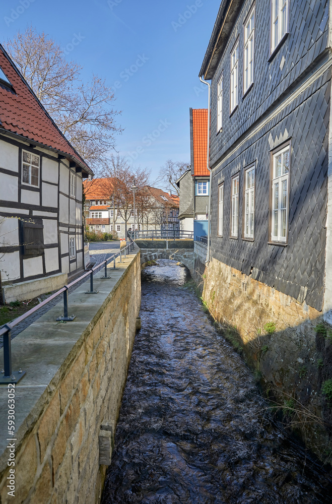 Altstadt-Impressionen in Goslar mit romantischen kleinen Stadtbach, “der Abzucht“ in Norddeutschland, Niedersachsen.