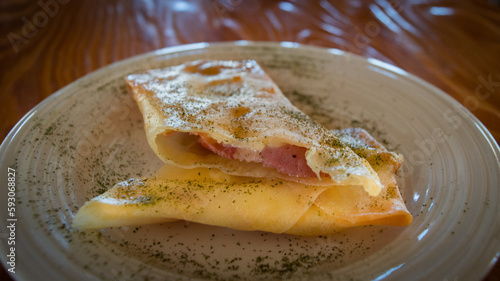 Tapa de quesadilla de jamón de york y queso