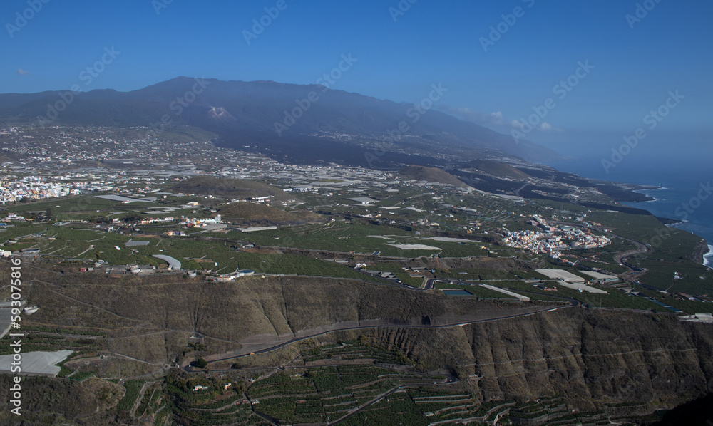 Vistas del Valle de Aridane y el rastro de las coladas del volcán de Cumbre Vieja. La Palma.