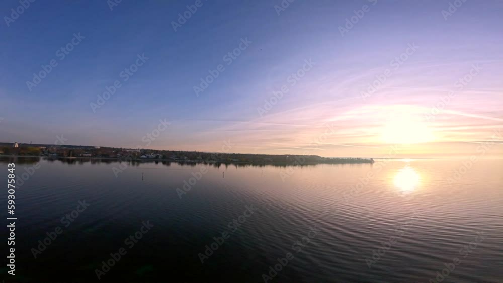 Überflug des ruhigen Bodensees mit Blick auf den Sonnenaufgang. Bodensee, Baden-Württemberg, Konstanz, Deutschland, Europa. Überflug des ruhigen Bodensees mit Blick auf den Sonnenaufgang. Bodensee, Baden-Württemberg, Konstanz, Deutschland, Europa.