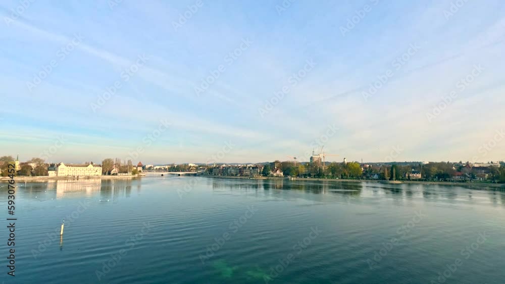 Flug über den Bodensee in Richtung Rheinbrücke bei Sonnenaufgang. Konstanz, Bodensee, Baden-Württemberg, Deutschland, Europa. Flug über den Bodensee in Richtung Rheinbrücke bei Sonnenaufgang. Konstanz, Bodensee, Baden-Württemberg, Deutschland, Europa.