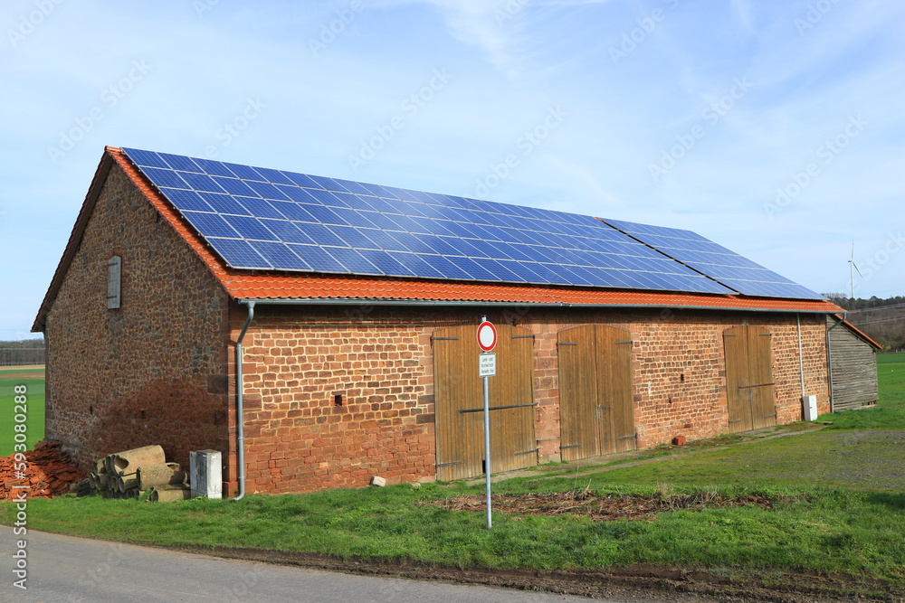 Landwirtschaftliches Gebäude mit Solarzellen.