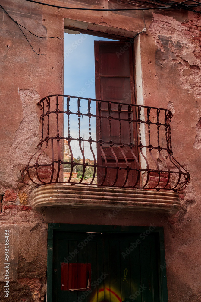 Obraz premium An ancient house doors in old town, Spain