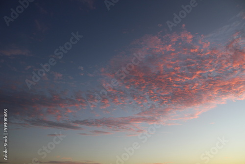 Cielo de tarde con nubes rosadas sobre el mar