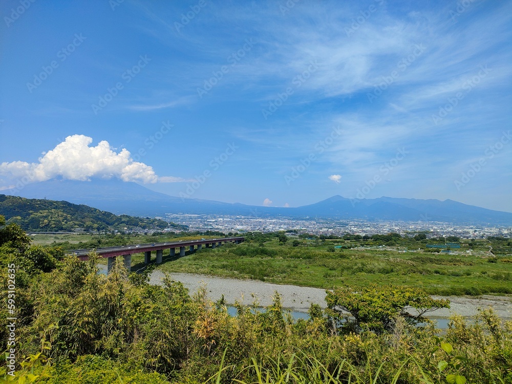 Obraz premium 富士山と街