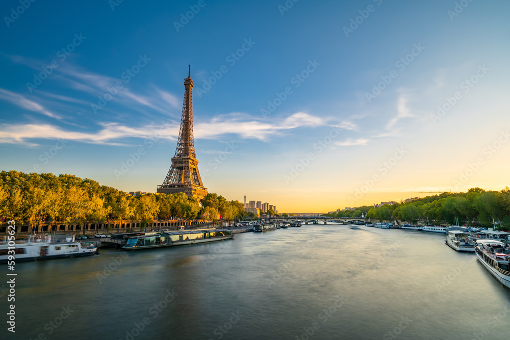Fototapeta premium Sunset view of Eiffel tower and Seine river in Paris, France