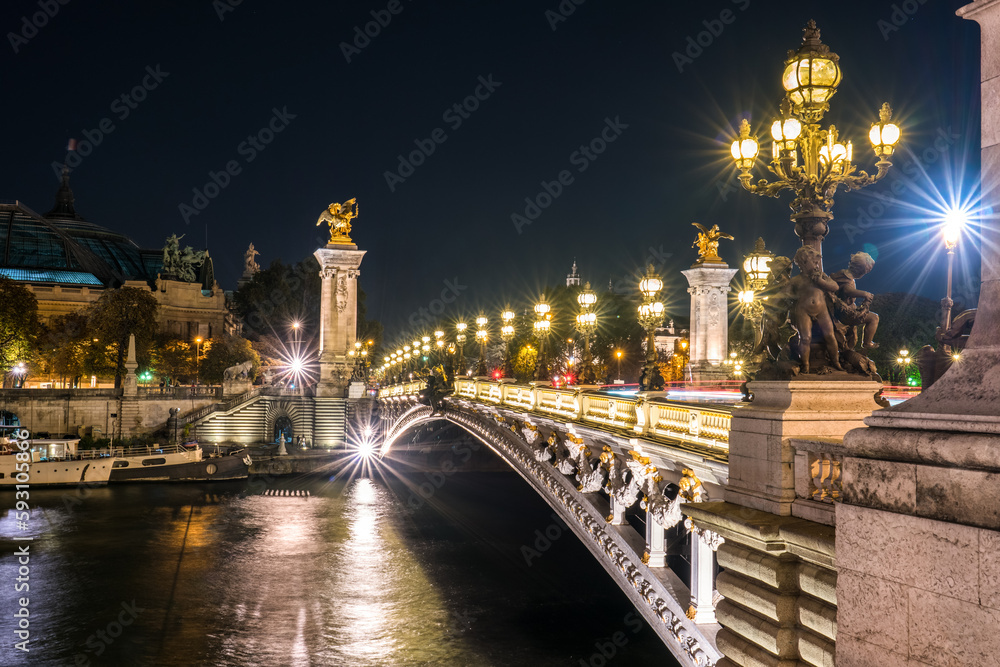 Obraz premium Pont Alexandre III at night in Paris, France
