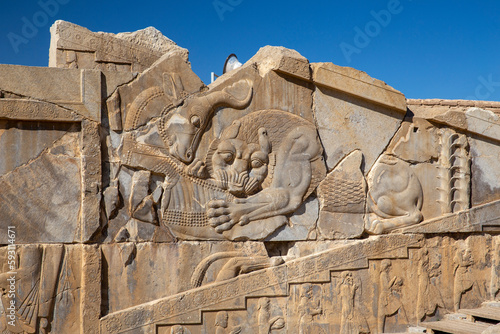 Foto Bas-relief of Lion and Bull in Tachara Palace, Persepolis, Iran
