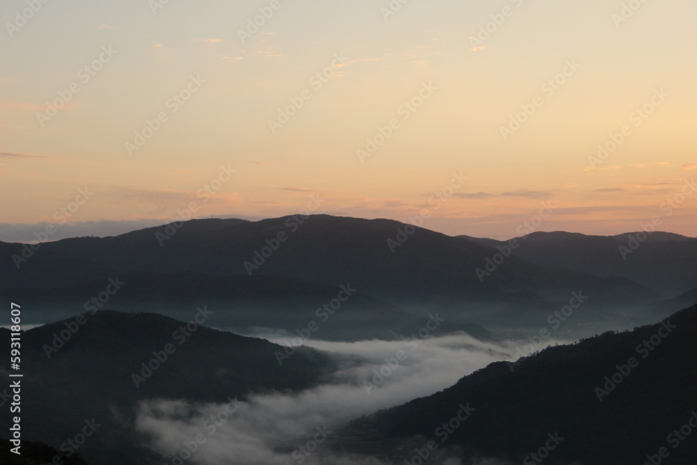 SDGs雲海に浮かぶ山々　自然「荒谷山雲海」広島県広島市安佐北区白木町太陽の輝きと朝日の光