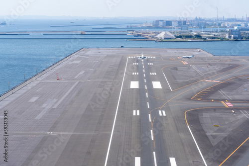 東京湾に面した羽田空港のD滑走路を空から見下ろす