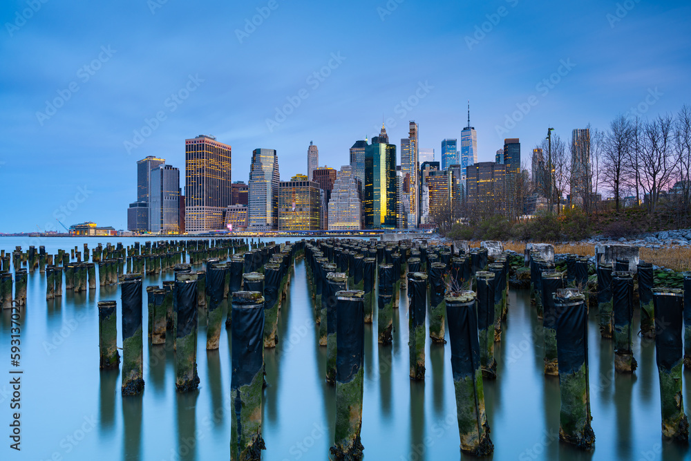 Obraz premium lower Manhattan skyline before sunrise, New York City skyline, blue hour