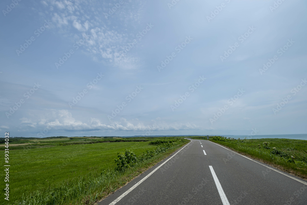 北海道の草原地帯を走る直線道路
