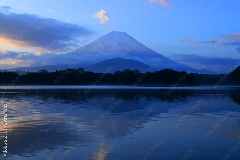 3月夜明けの山梨県精進湖より望む霊峰富士