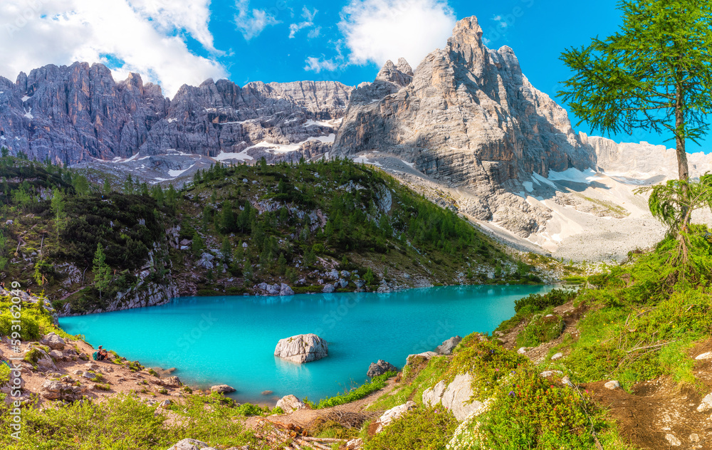 Panoramic view of Sorapis Lake in Dolomites mountains, Cortina d'Ampezzo, Italy. Beautiful Alpine lake Lago di Sorapis - obrazy, fototapety, plakaty 