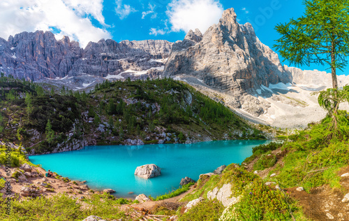 Fototapeta Naklejka Na Ścianę i Meble -  Panoramic view of Sorapis Lake in Dolomites mountains, Cortina d'Ampezzo, Italy. Beautiful Alpine lake Lago di Sorapis