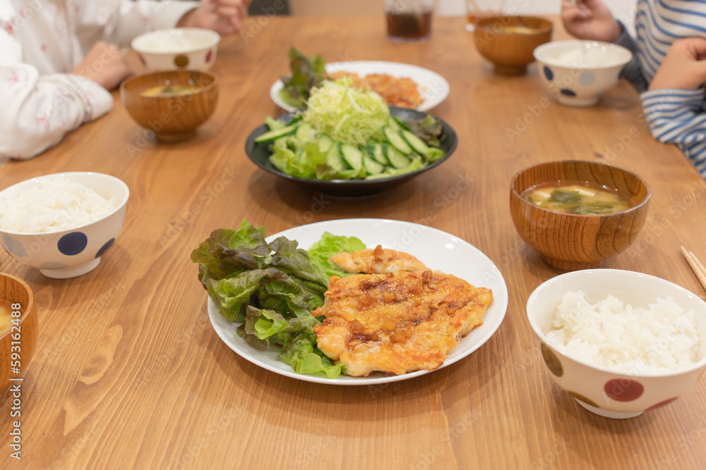 食事をする家族 食事をする家族