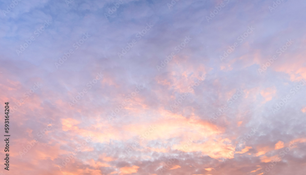 Romantischer Abendhimmel mit angeleuchteten Wolken in rötlichen und gelblichen Farbtönen