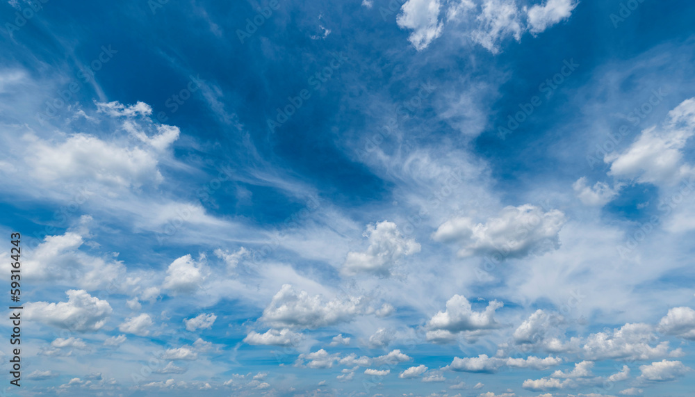 Fototapeta premium Wolkiger Himmel mit kleinen Haufenwolken und hohen Cirruswolken