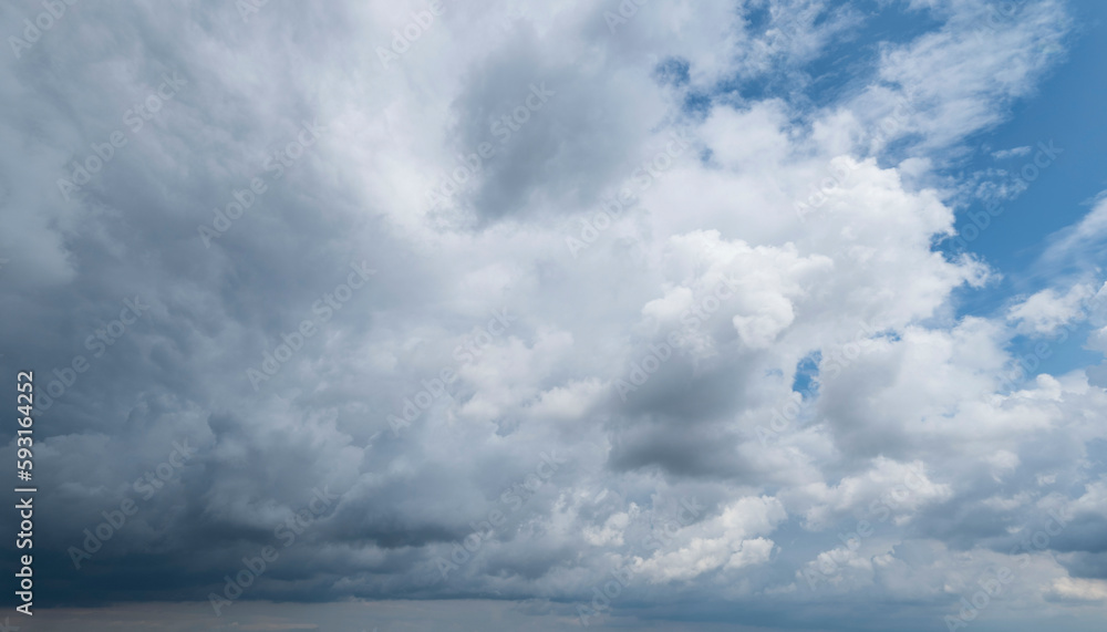 Dramatischer Himmel mit heranziehenden, grauen Schauerwolken Dramatischer Himmel mit heranziehenden, grauen Schauerwolken