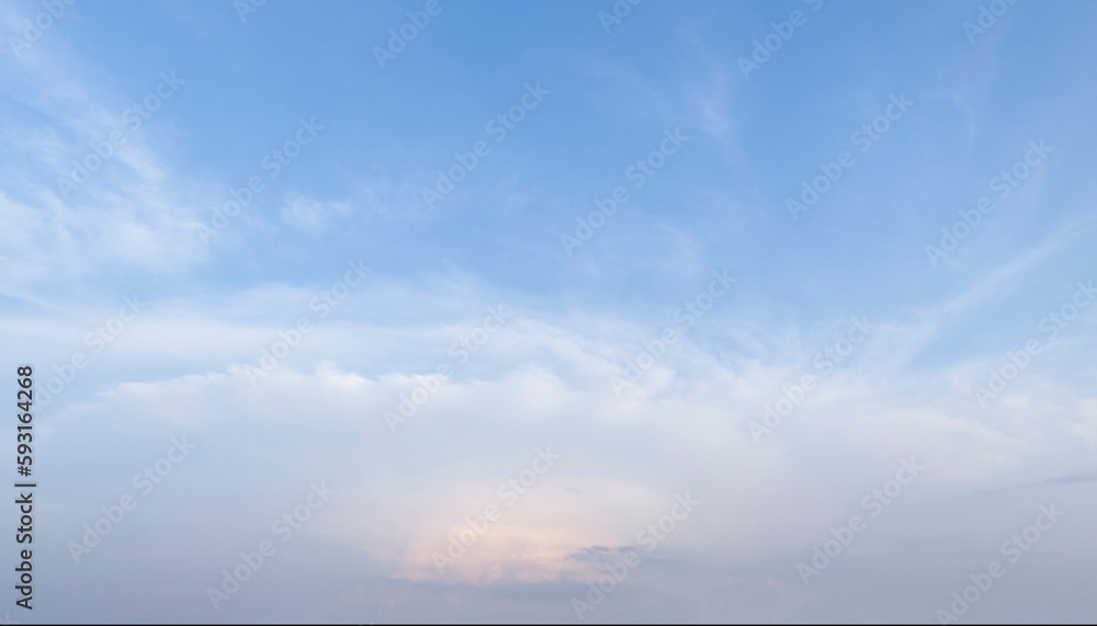 Aus der Ferne aufziehende Wetterfront im Abendlicht