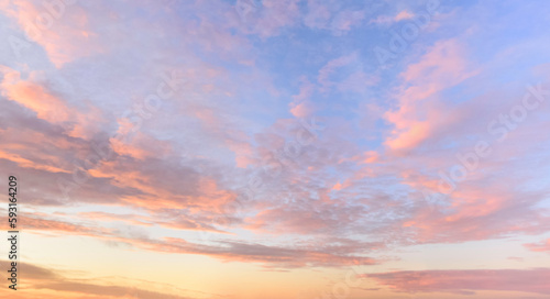 Himmel kurz nach Sonnenuntergang mit leuchtenden Wolken photo