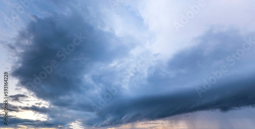 Cuadro en lienzo Drohender Himmel mit dramatischen Schauerwolken und aufziehendem Unwetter