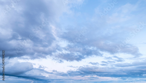 Abendlicher Himmel mit Schauerwolken