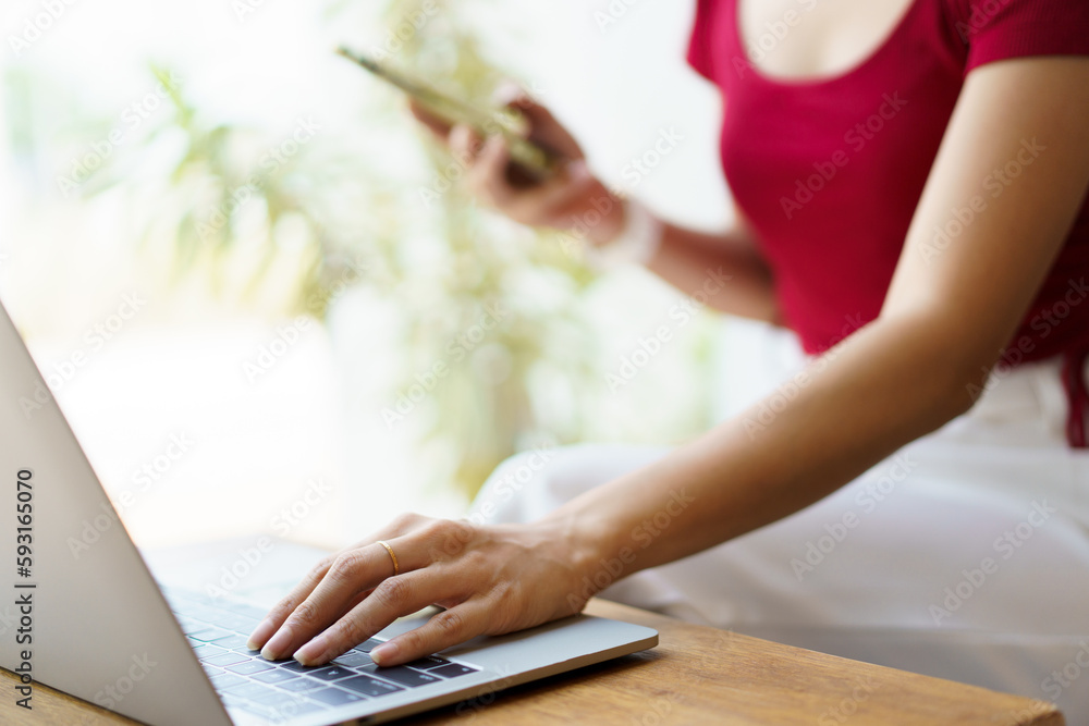Naklejka premium Beautiful Asian young woman working in co-working space in coffee shop.