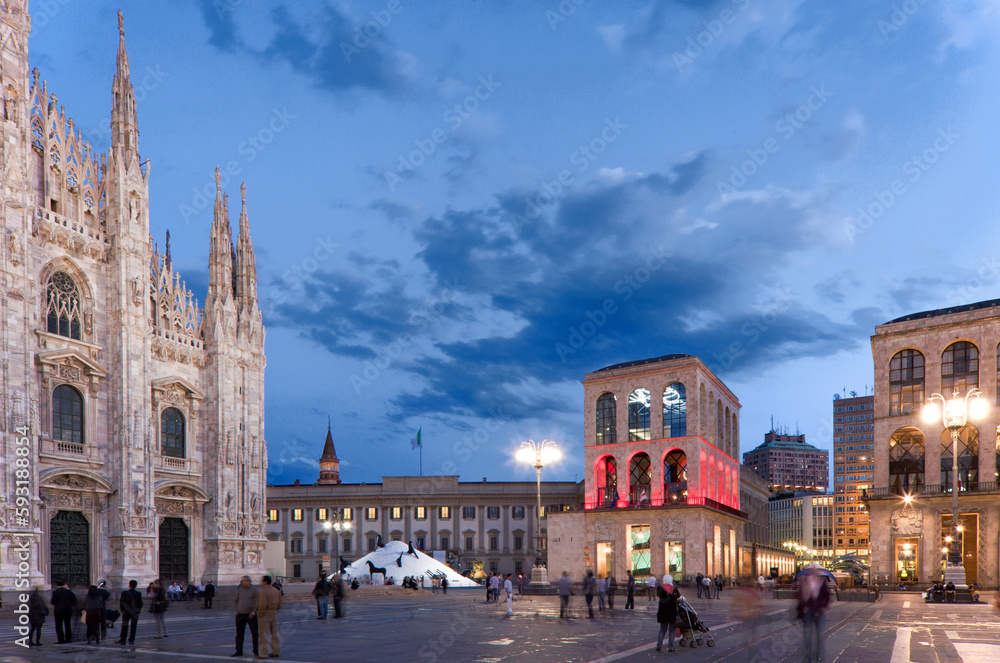 Milano. Piazza Duomo in corso di manifestazione d' arte