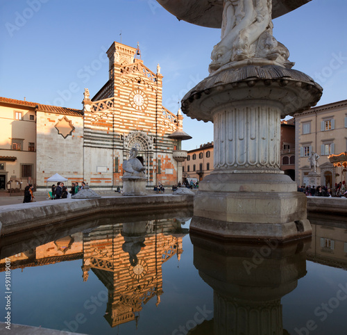 Firenze. Piazza di Santa Croce con fontana verso la basilica.
 photo