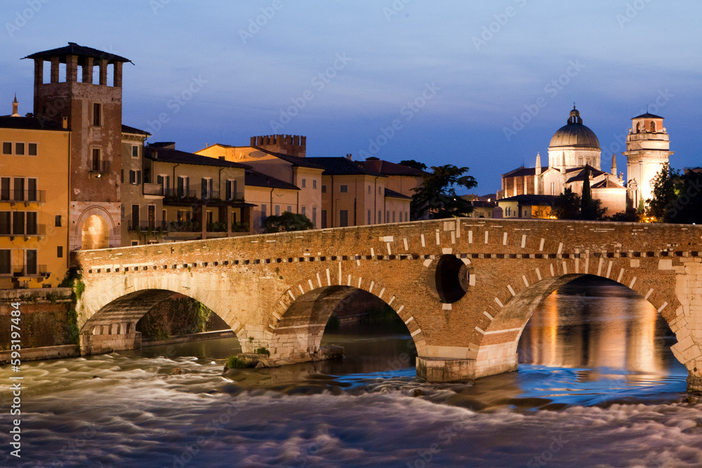 Verona.Ponte Pietra sul fiume Adige con la Chiesa di San Giorgio al crepuscolo
