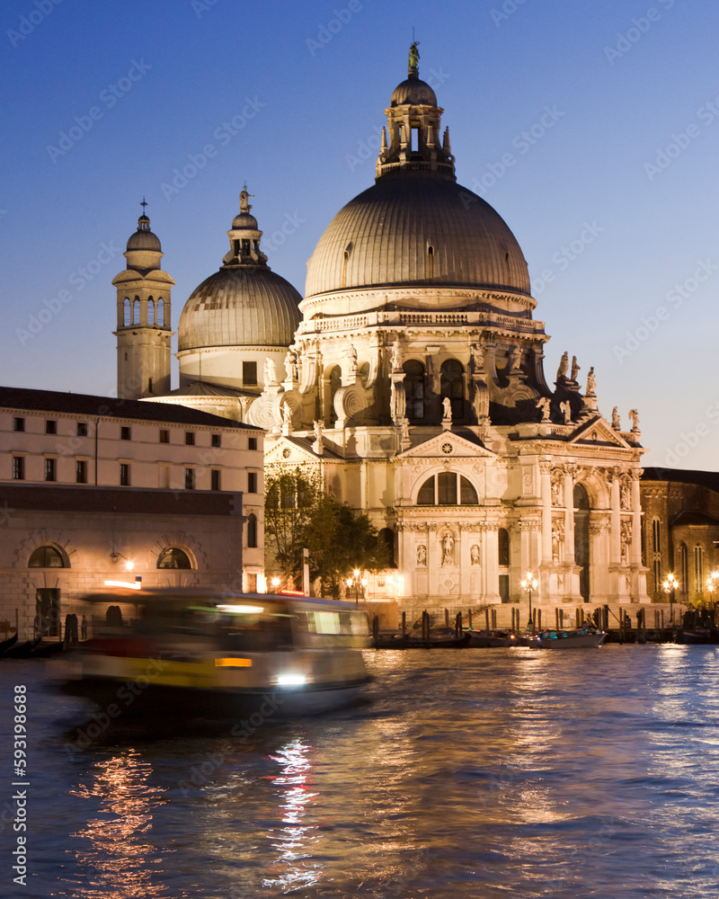 Venezia. Basilica della Salute sul Canal Grande con scia di 